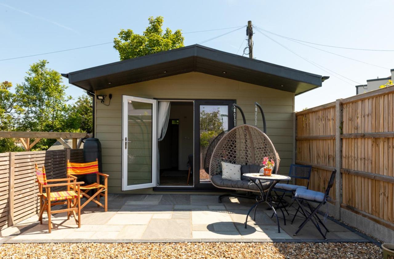 Pear Tree Cabin Уитстабл Экстерьер фото