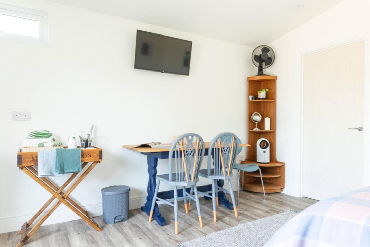 Pear Tree Cabin Уитстабл Экстерьер фото