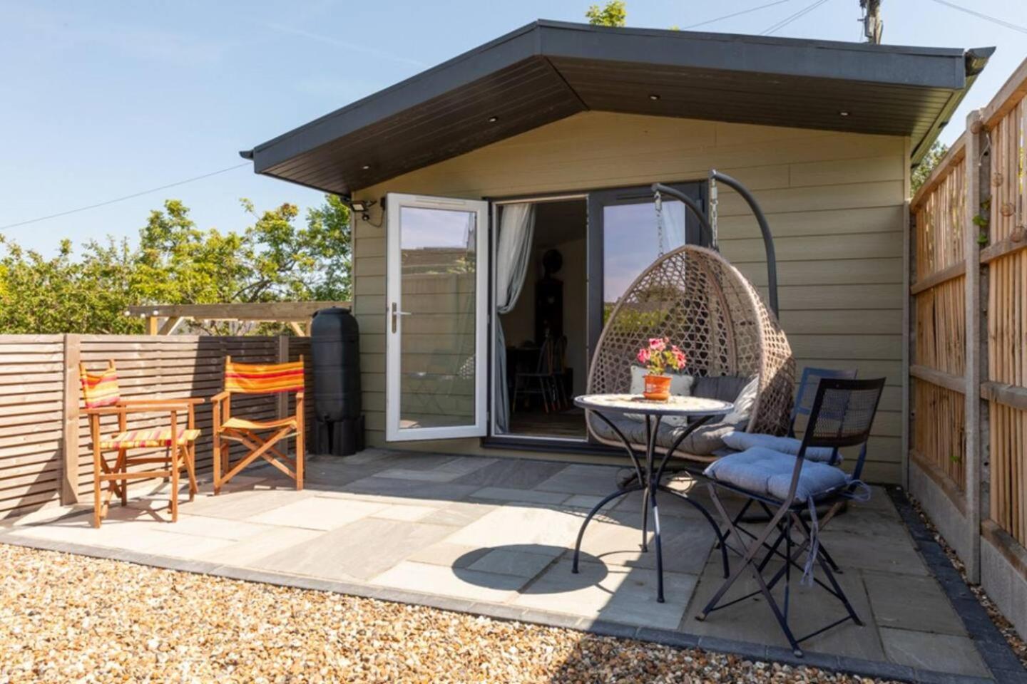 Pear Tree Cabin Уитстабл Экстерьер фото